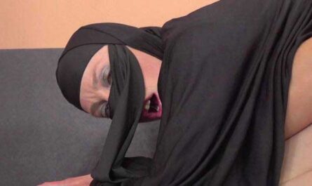 Husband caught his wife in niqāb taking sexy pics so he threw down her phone and instead put his hard dick in her mouth.