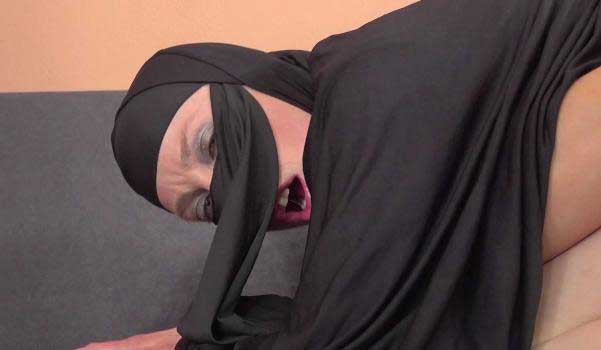 Alisia – Woman in niqab makes sexy photos – E200